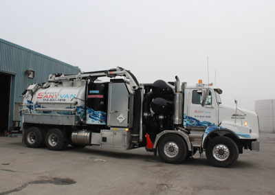 Truck Groupe Sanyvan four - Our fleet - Montréal - Drainage québécois